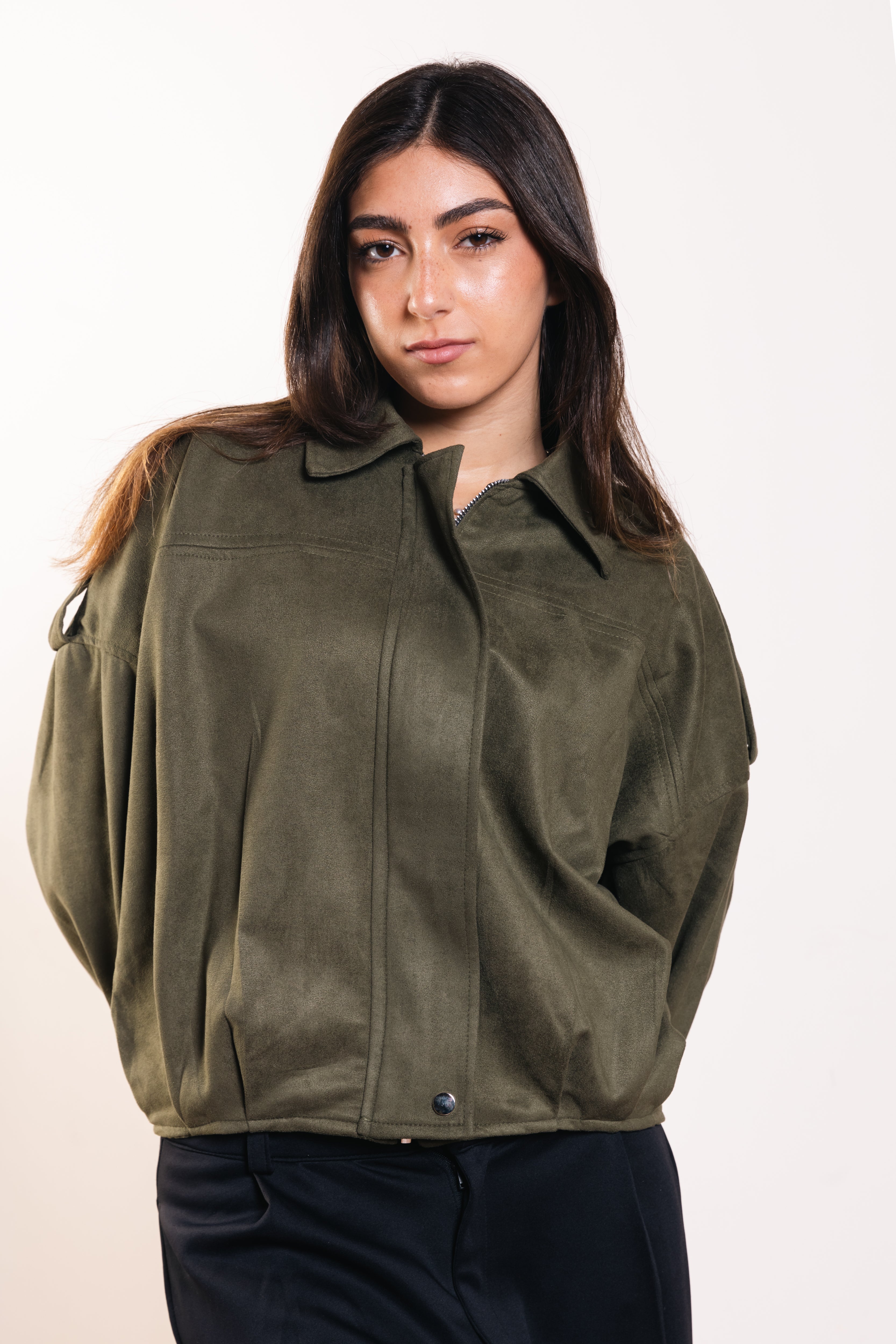 سترة مميزة باللون الأزرق البحري