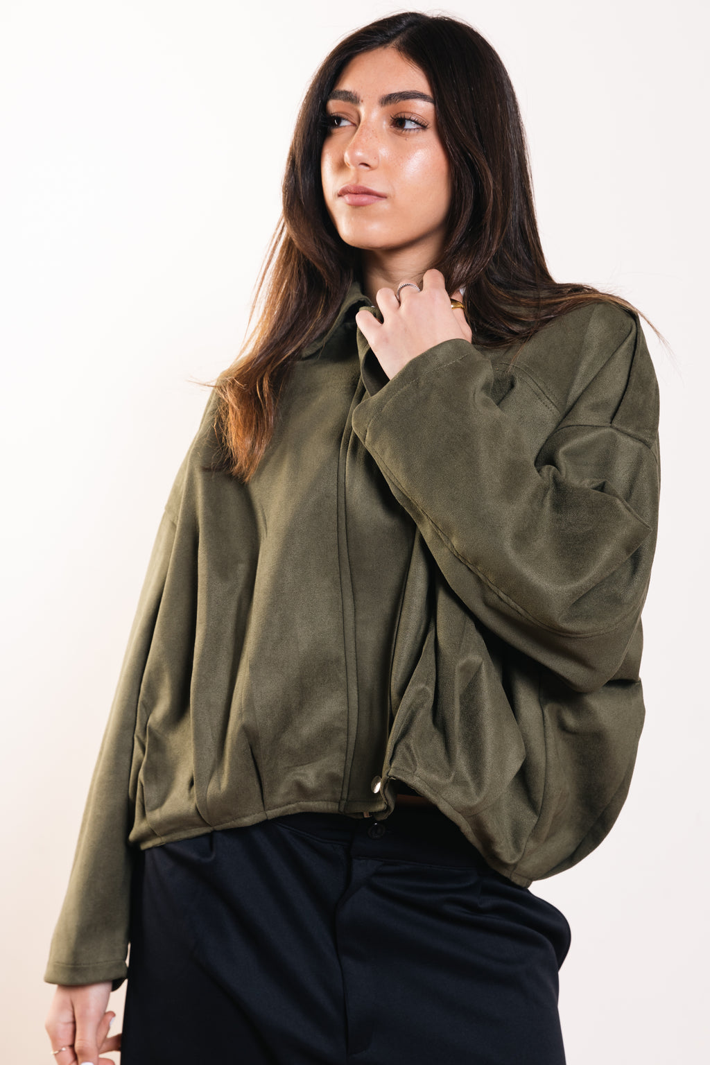 سترة مميزة باللون الأزرق البحري