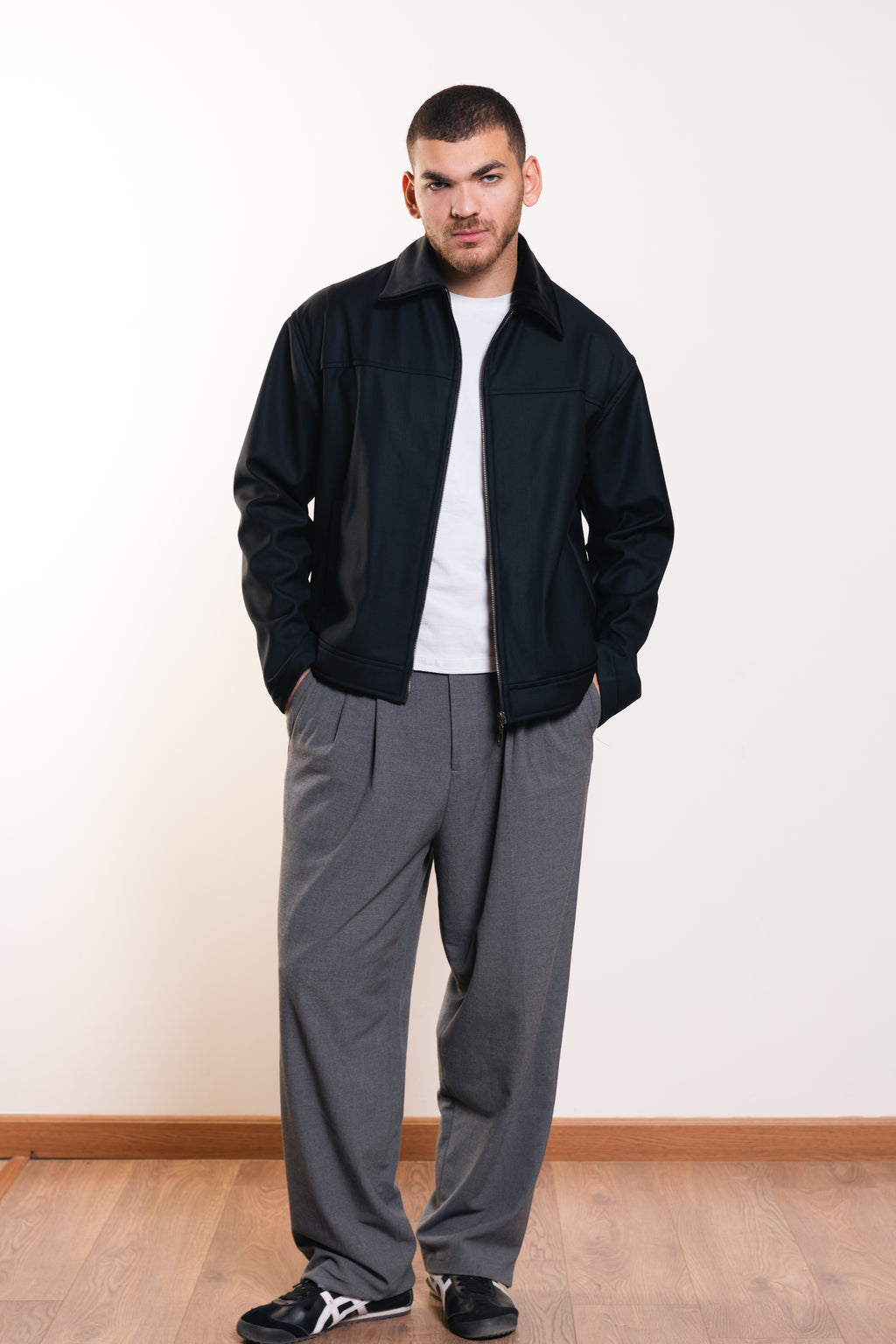 سترة مميزة باللون الأزرق البحري