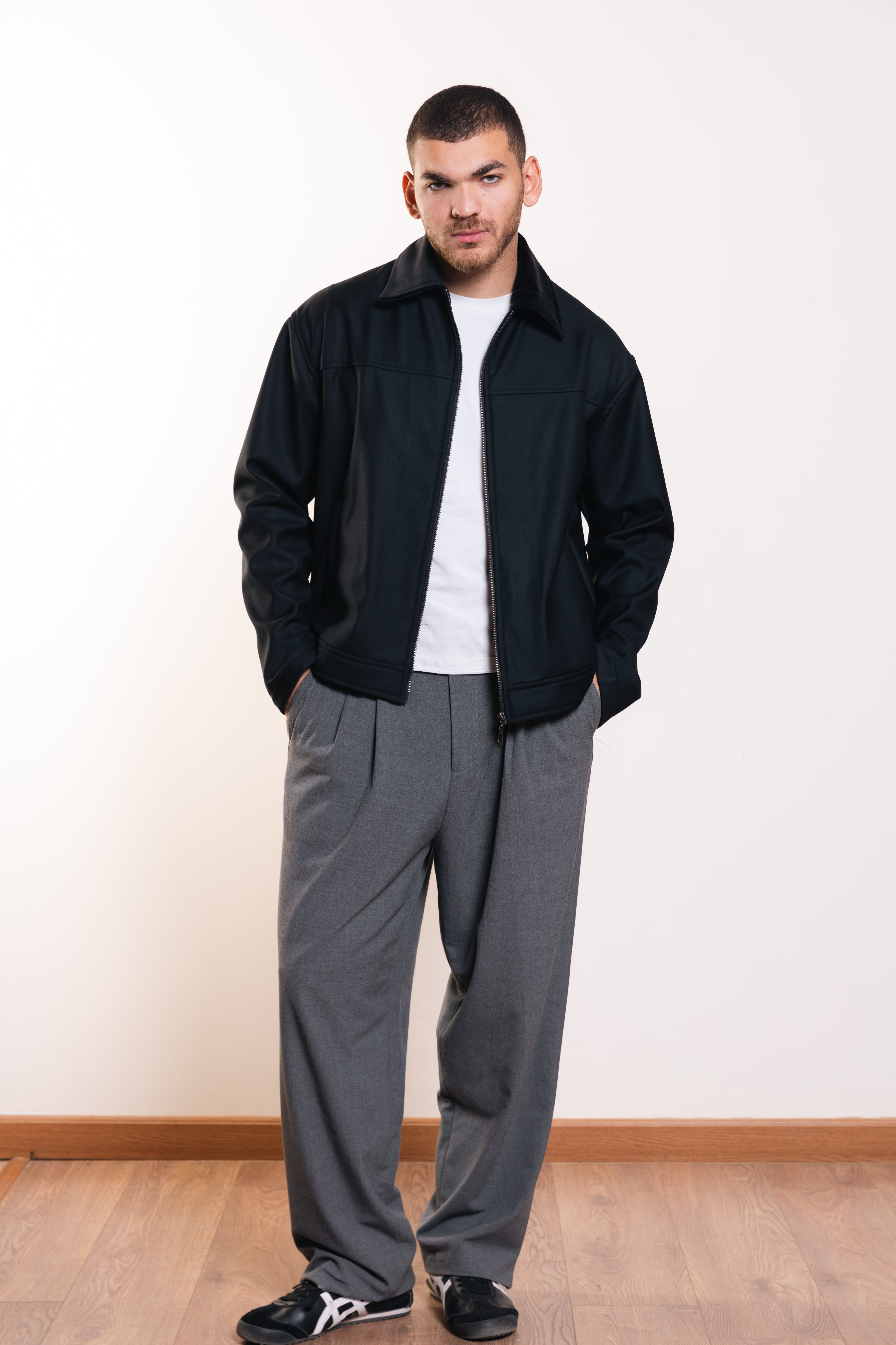 سترة مميزة باللون الأزرق البحري