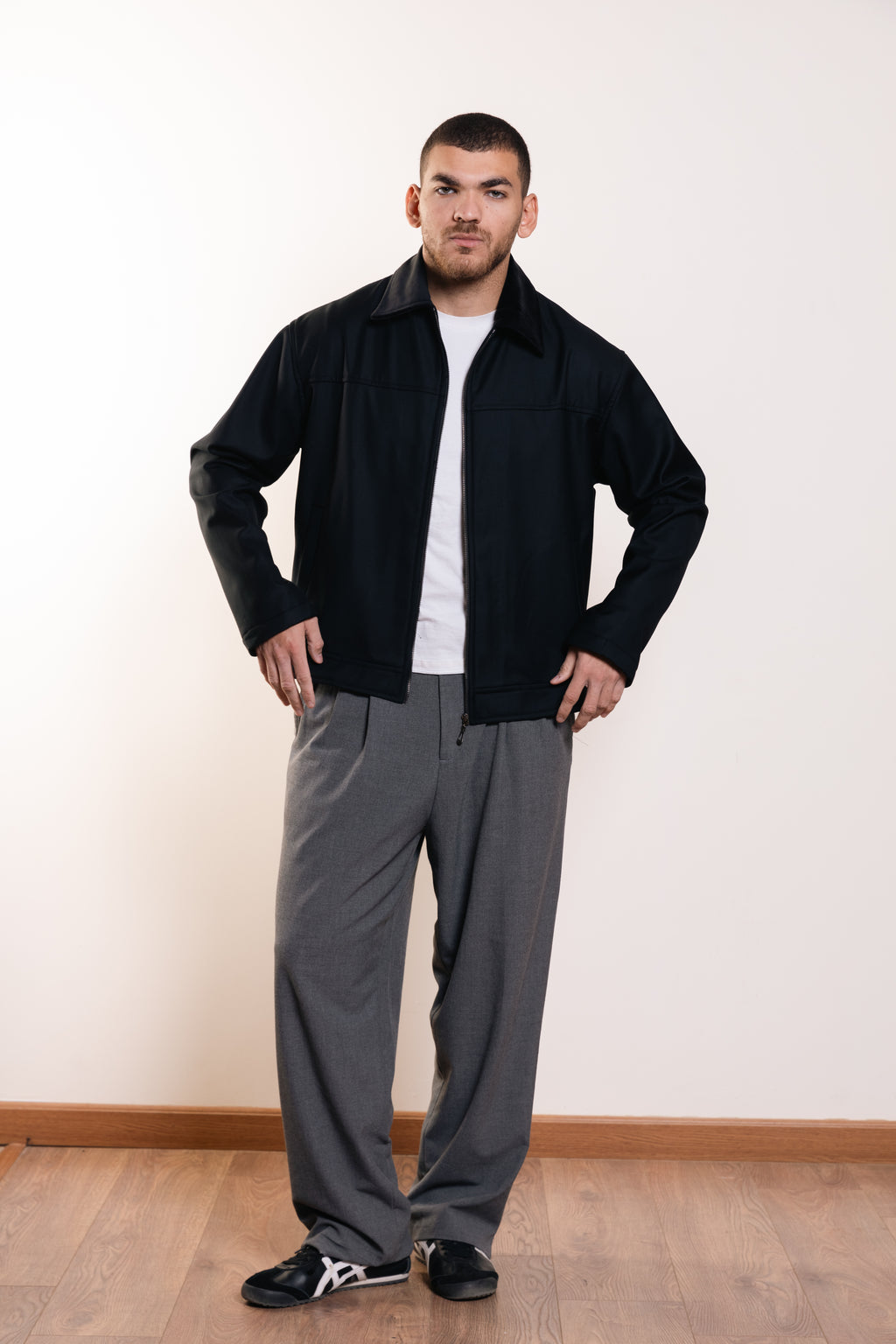 سترة مميزة باللون الأزرق البحري