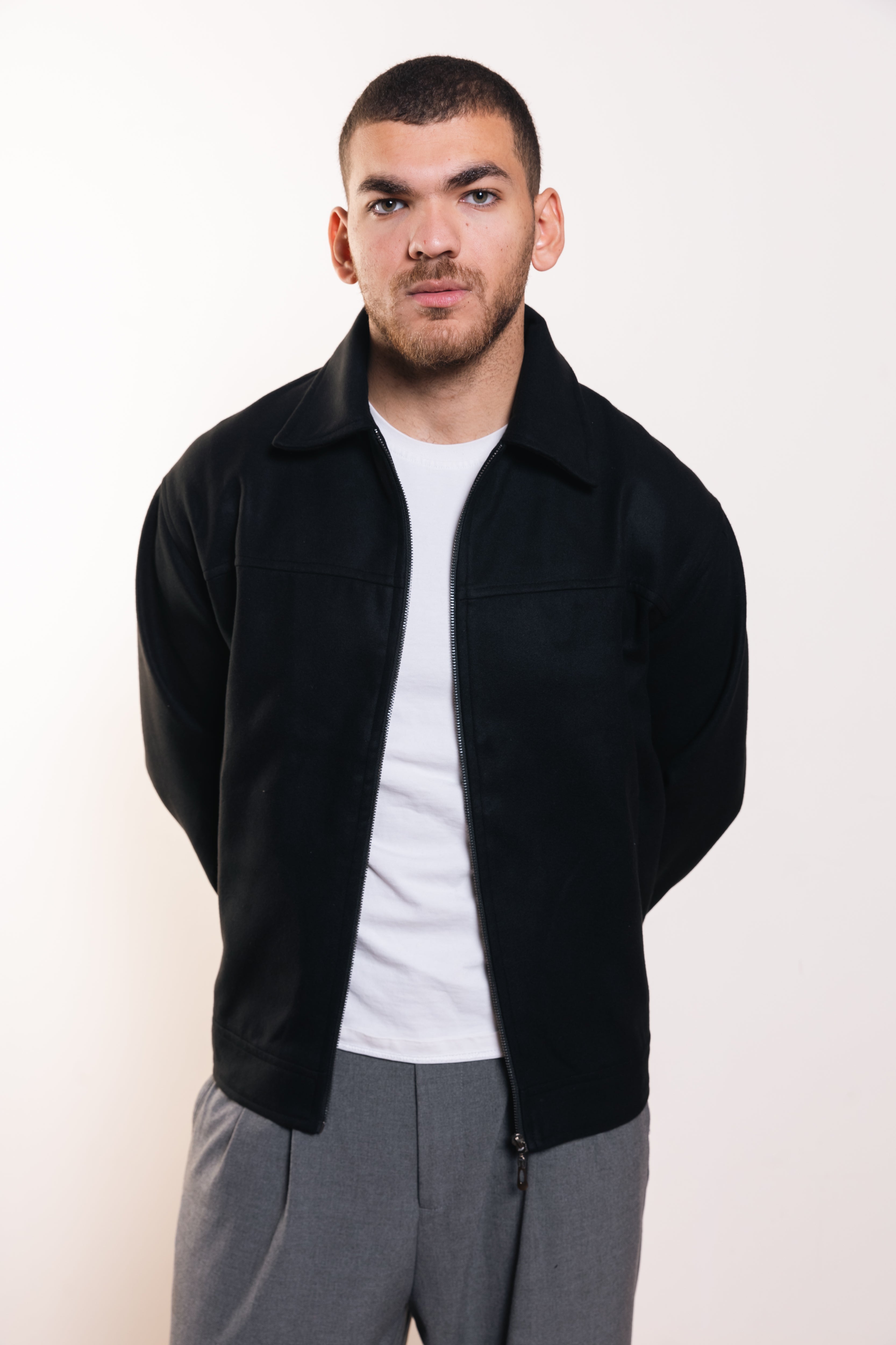 سترة مميزة باللون الأزرق البحري