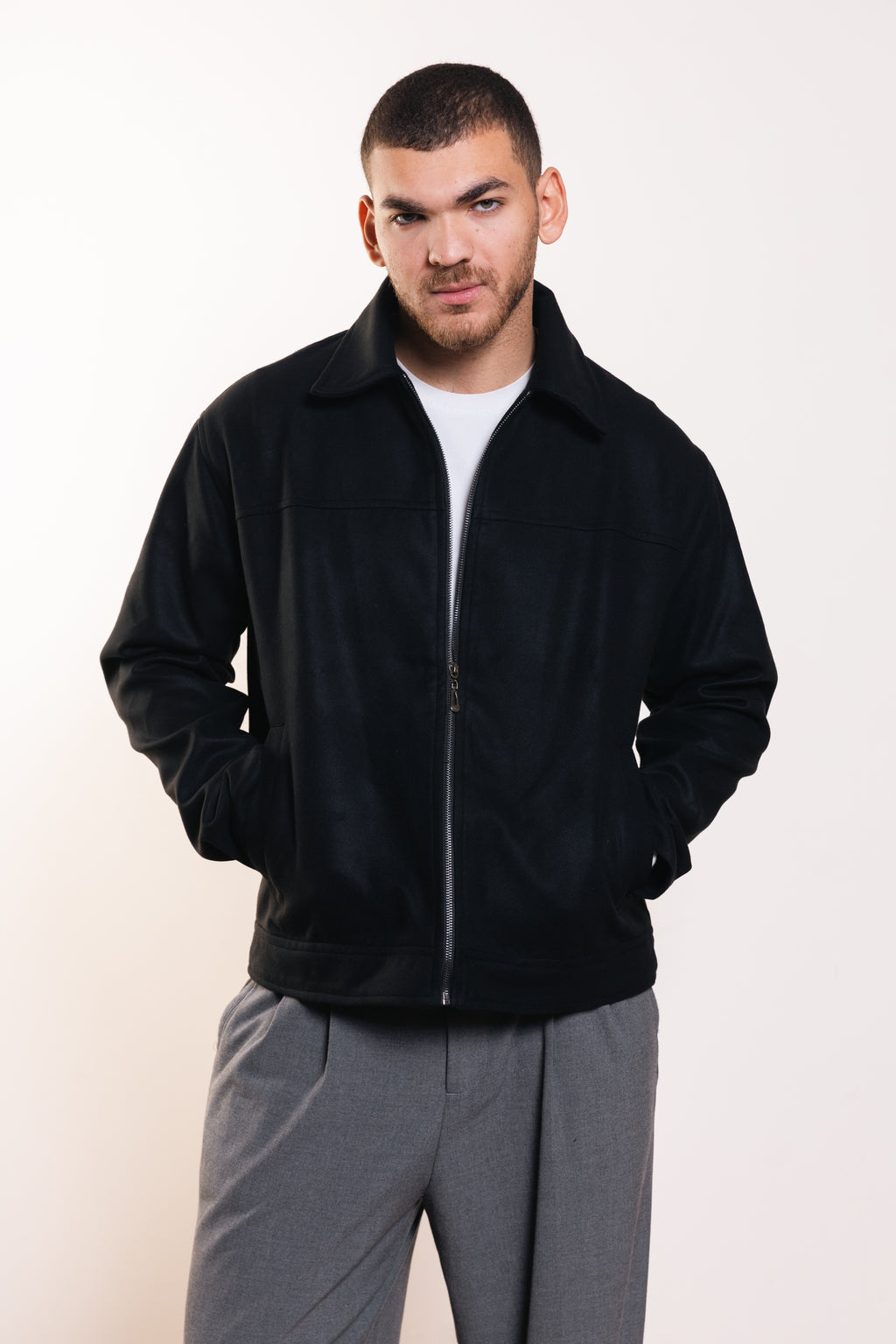 سترة مميزة باللون الأزرق البحري