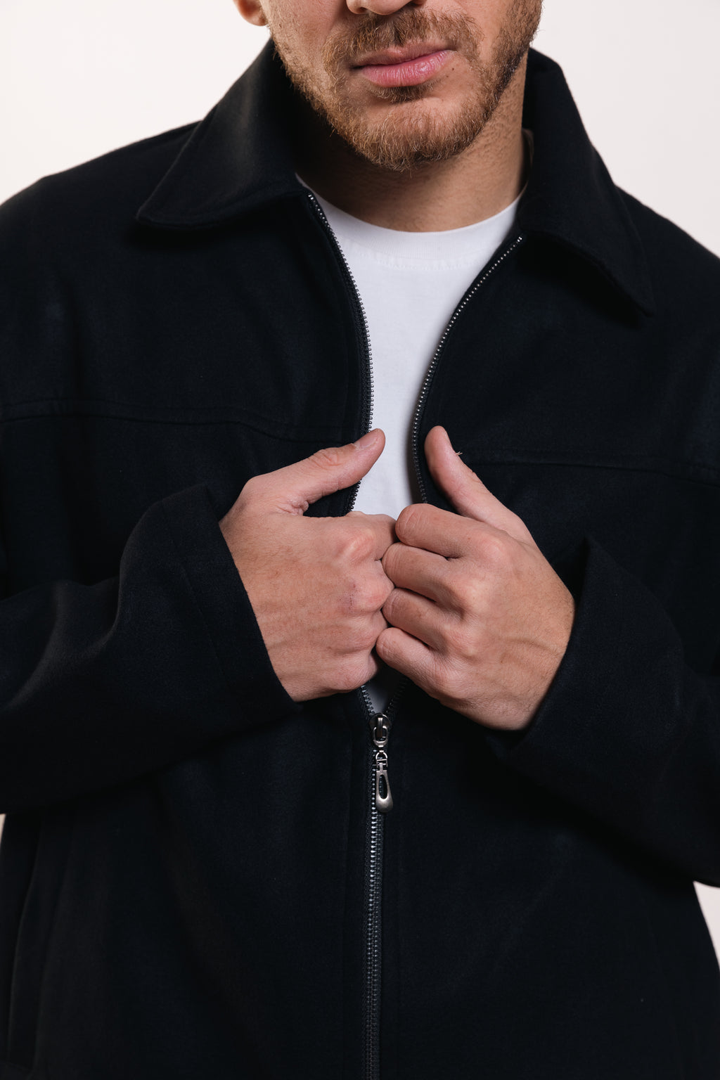 سترة مميزة باللون الأزرق البحري