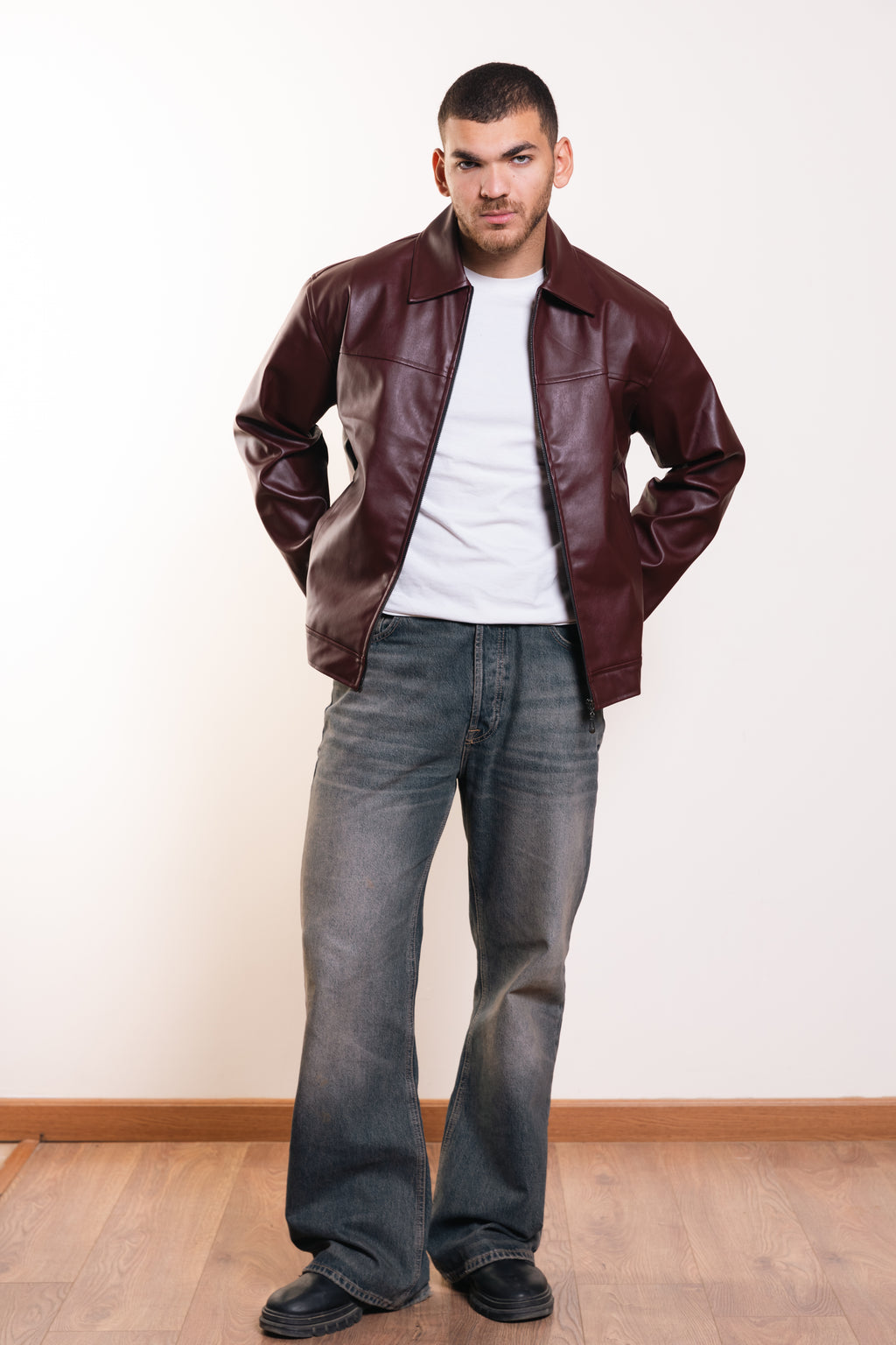 سترة مميزة باللون الأزرق البحري