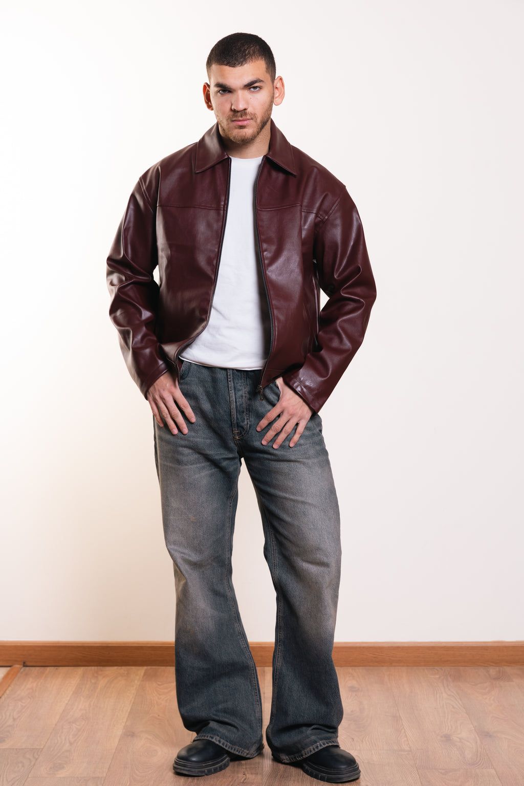 سترة مميزة باللون الأزرق البحري