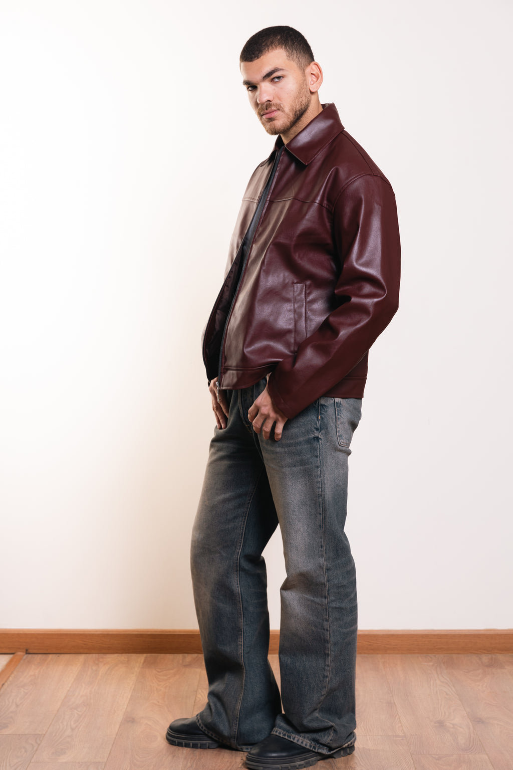 سترة مميزة باللون الأزرق البحري