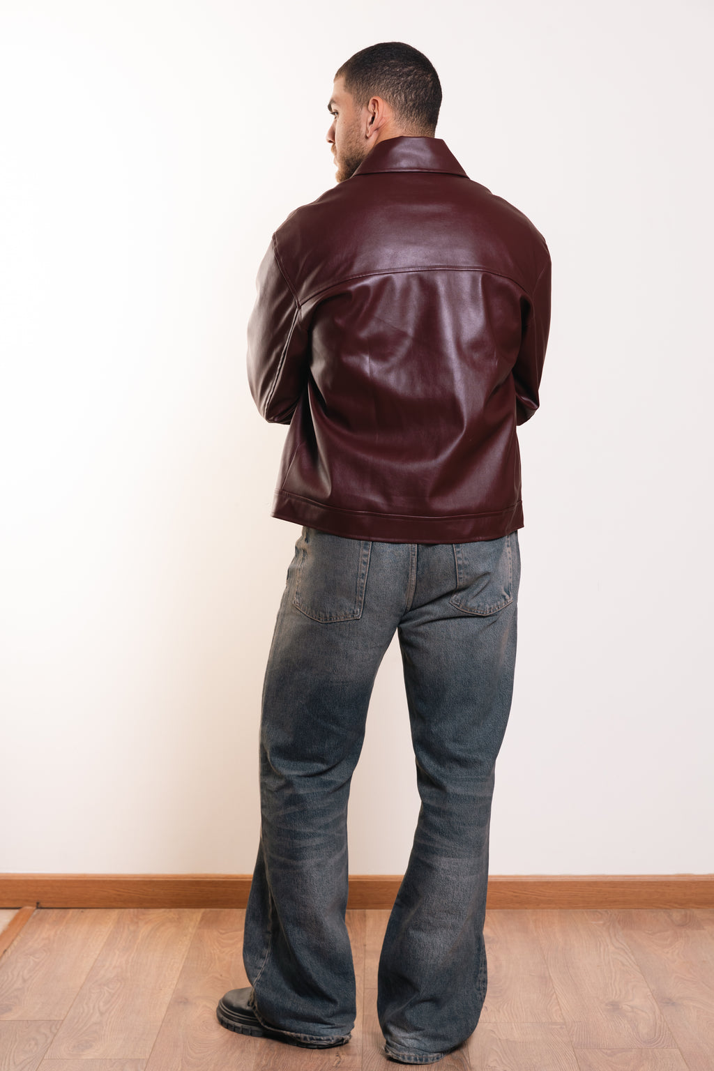 سترة مميزة باللون الأزرق البحري