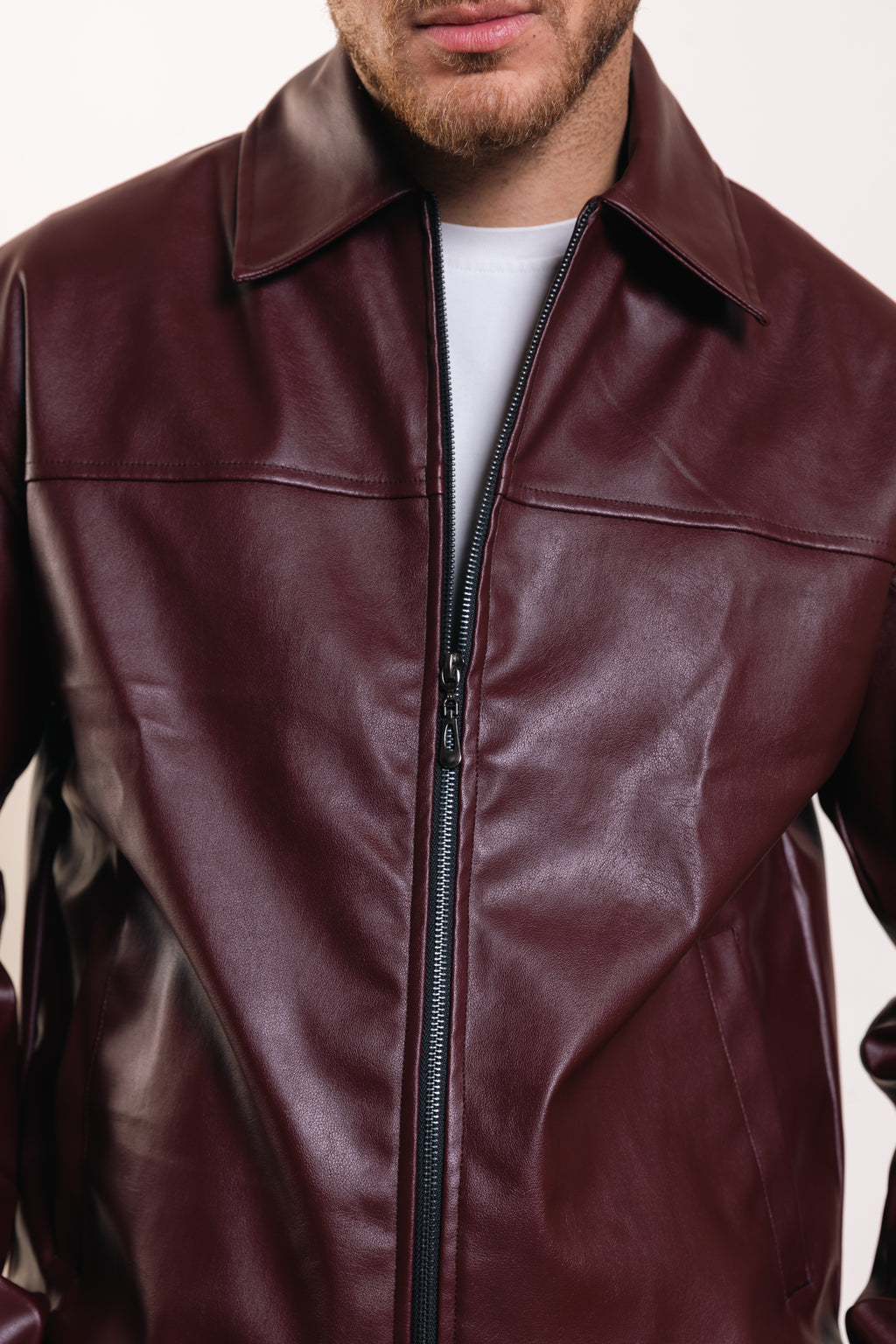 سترة مميزة باللون الأزرق البحري