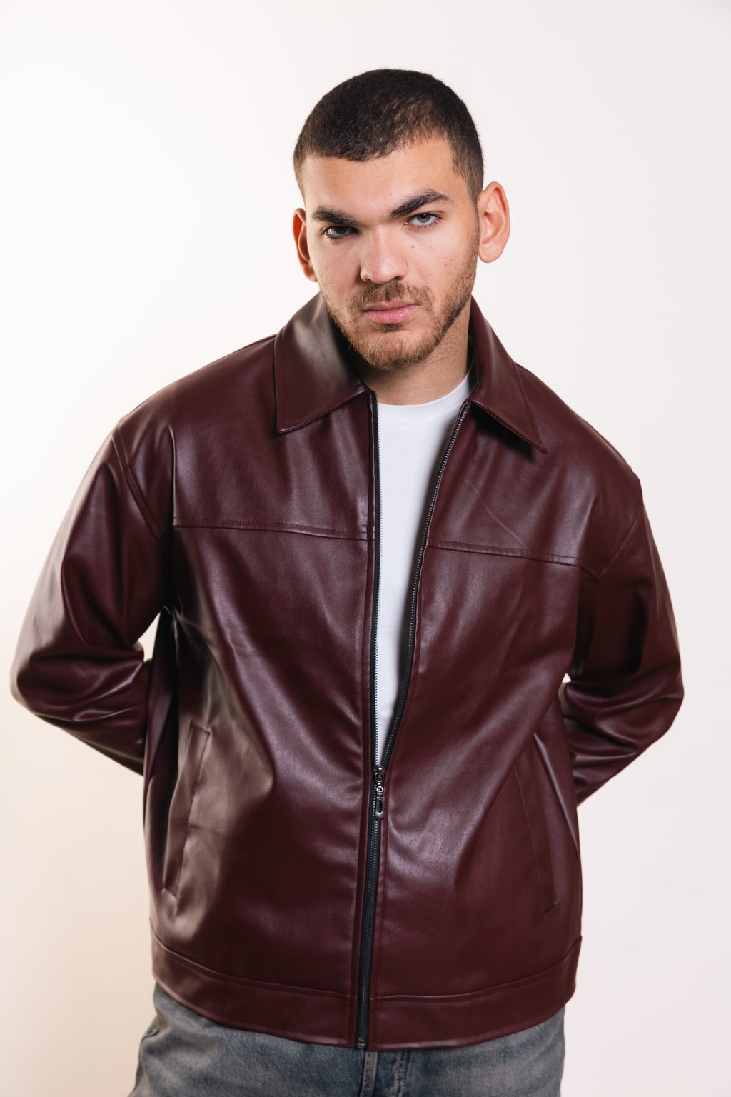 سترة مميزة باللون الأزرق البحري