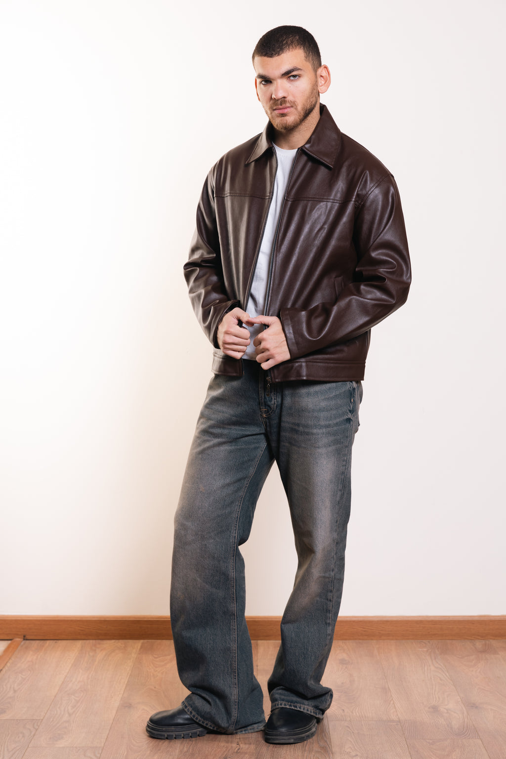 سترة مميزة باللون الأزرق البحري