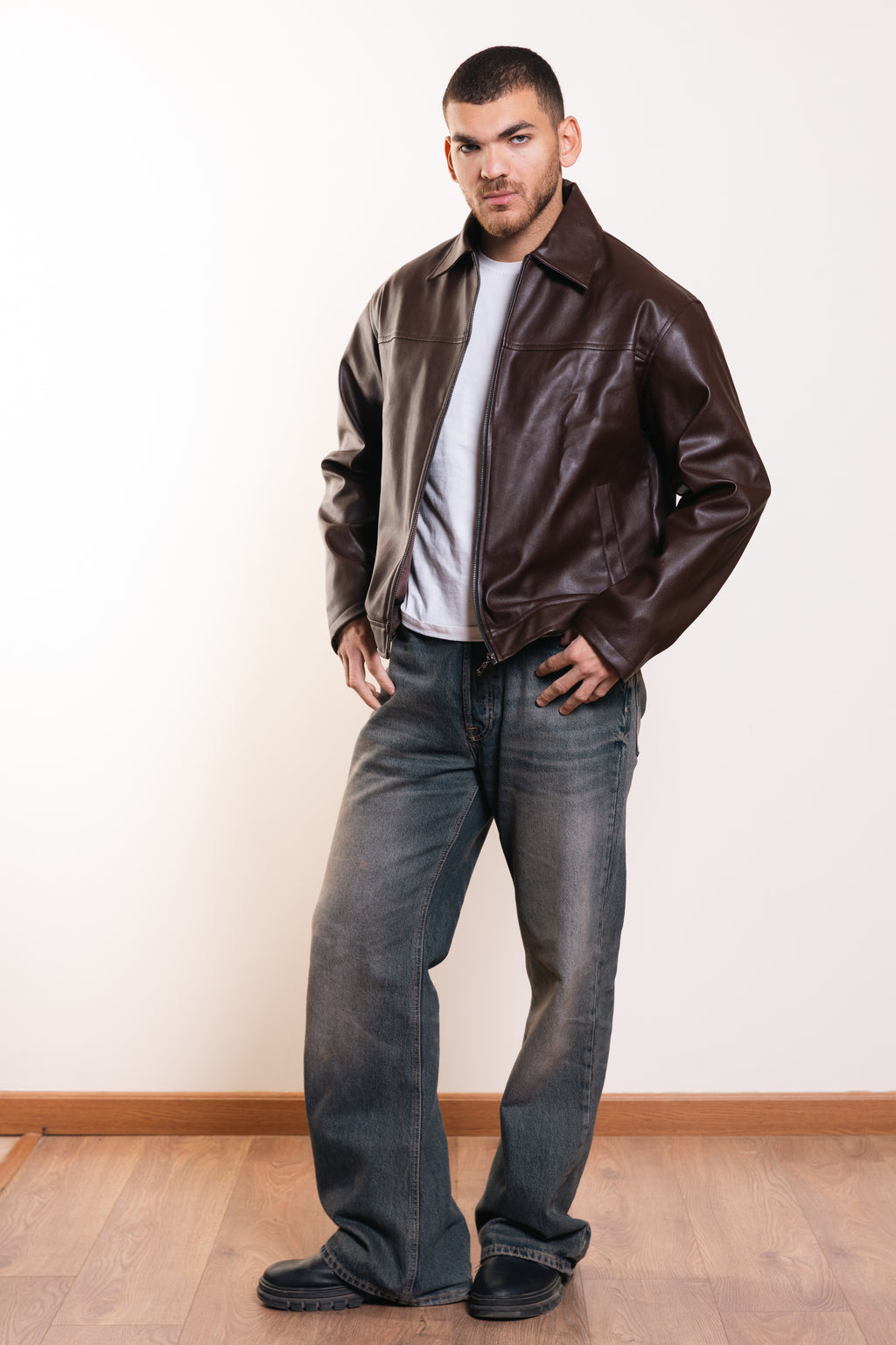 سترة مميزة باللون الأزرق البحري