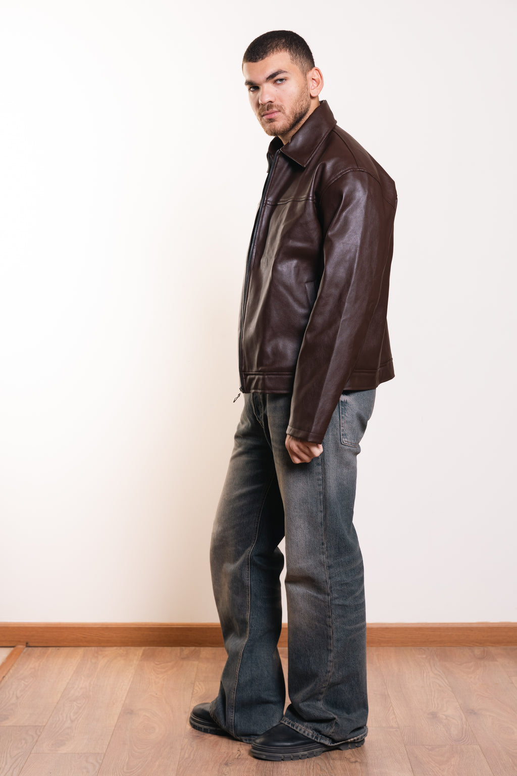 سترة مميزة باللون الأزرق البحري