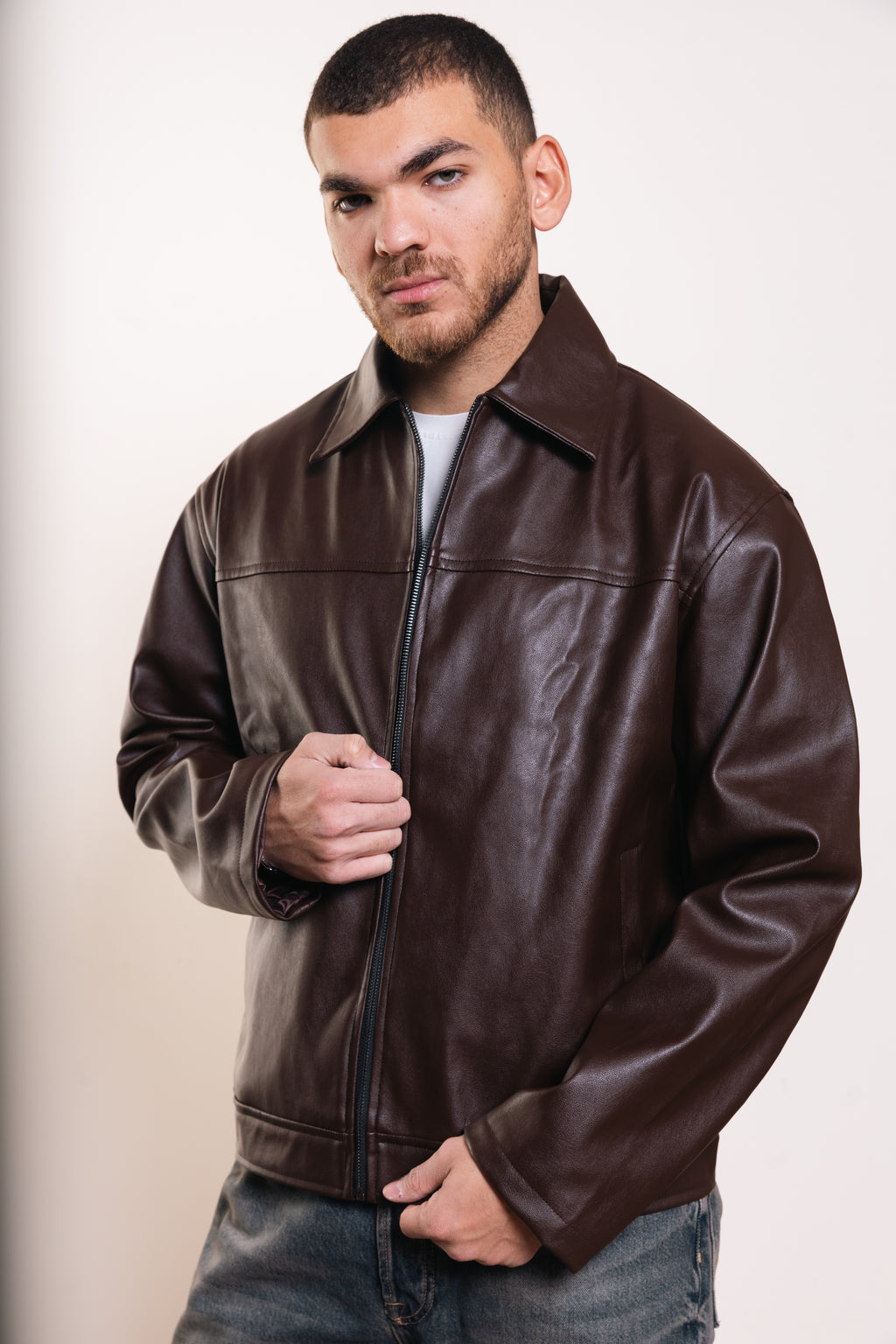 سترة مميزة باللون الأزرق البحري