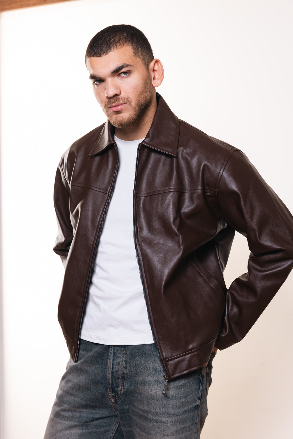 سترة مميزة باللون الأزرق البحري