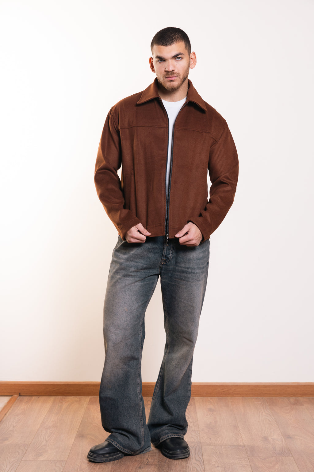 سترة مميزة باللون الأزرق البحري