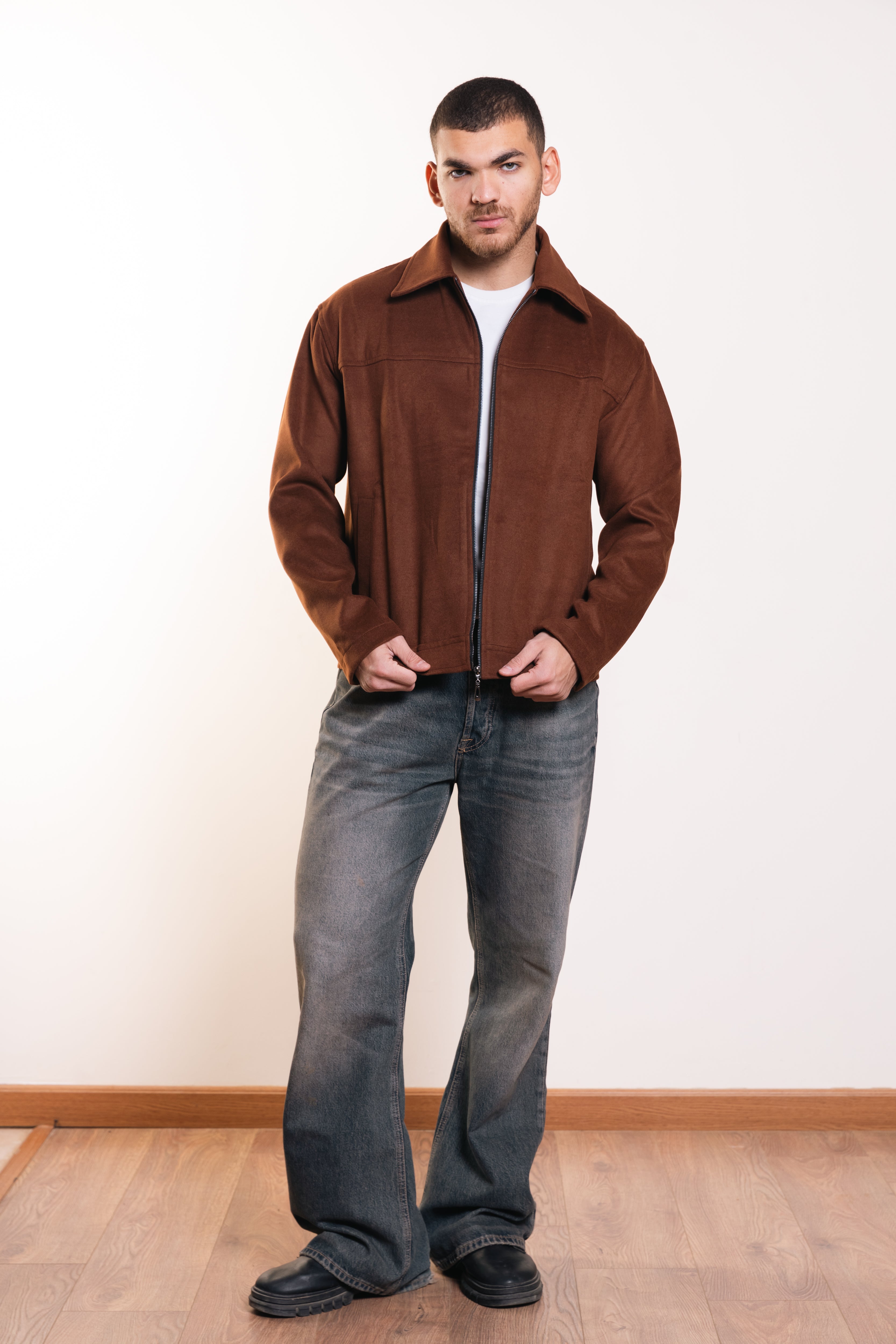 سترة مميزة باللون الأزرق البحري