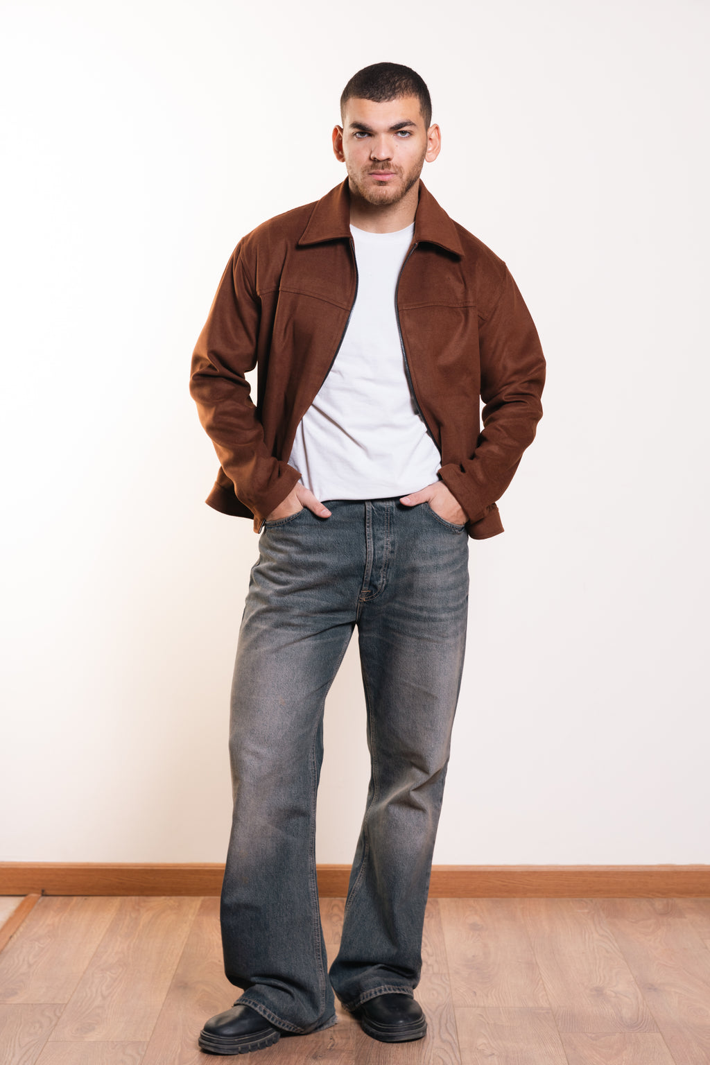 سترة مميزة باللون الأزرق البحري