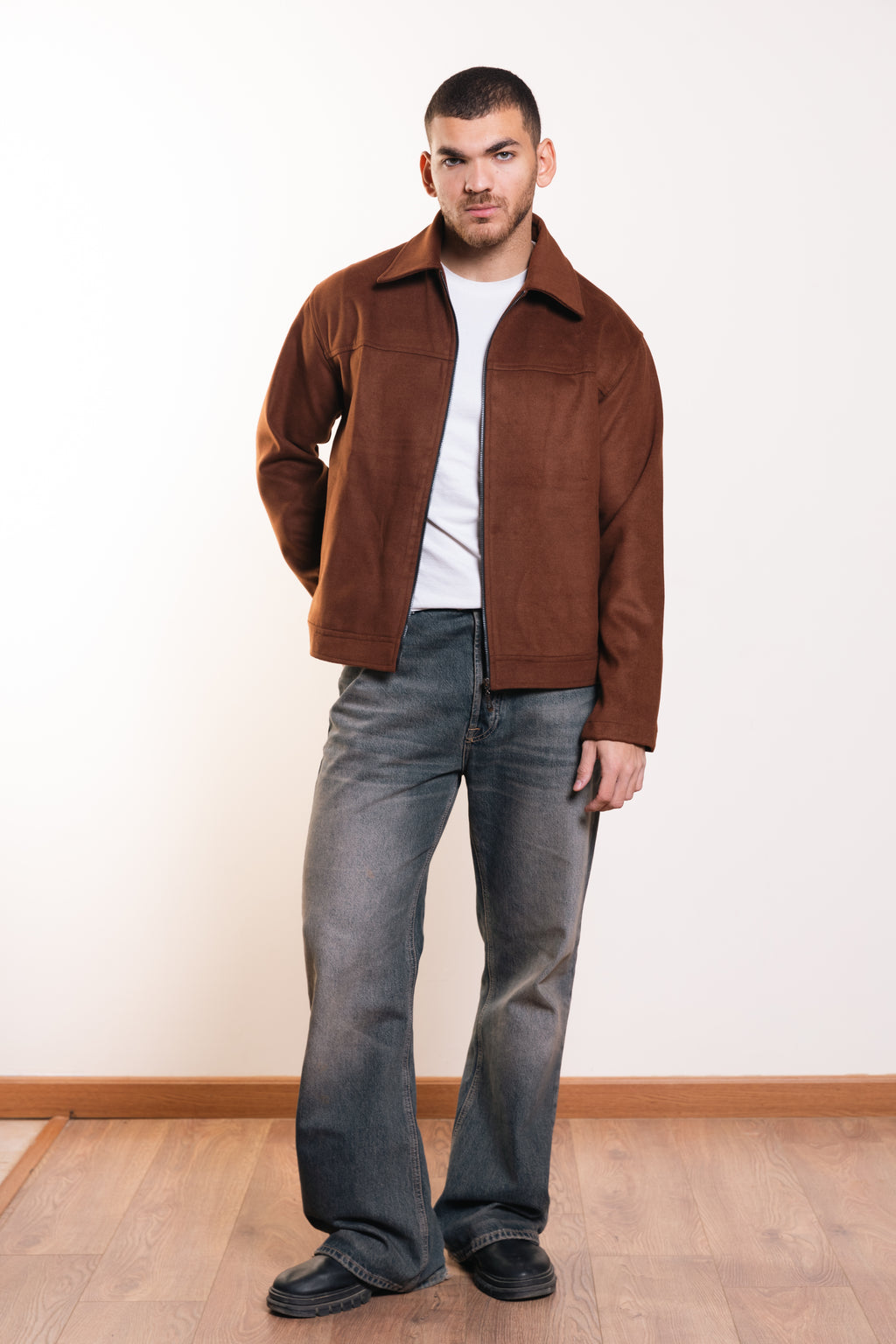 سترة مميزة باللون الأزرق البحري