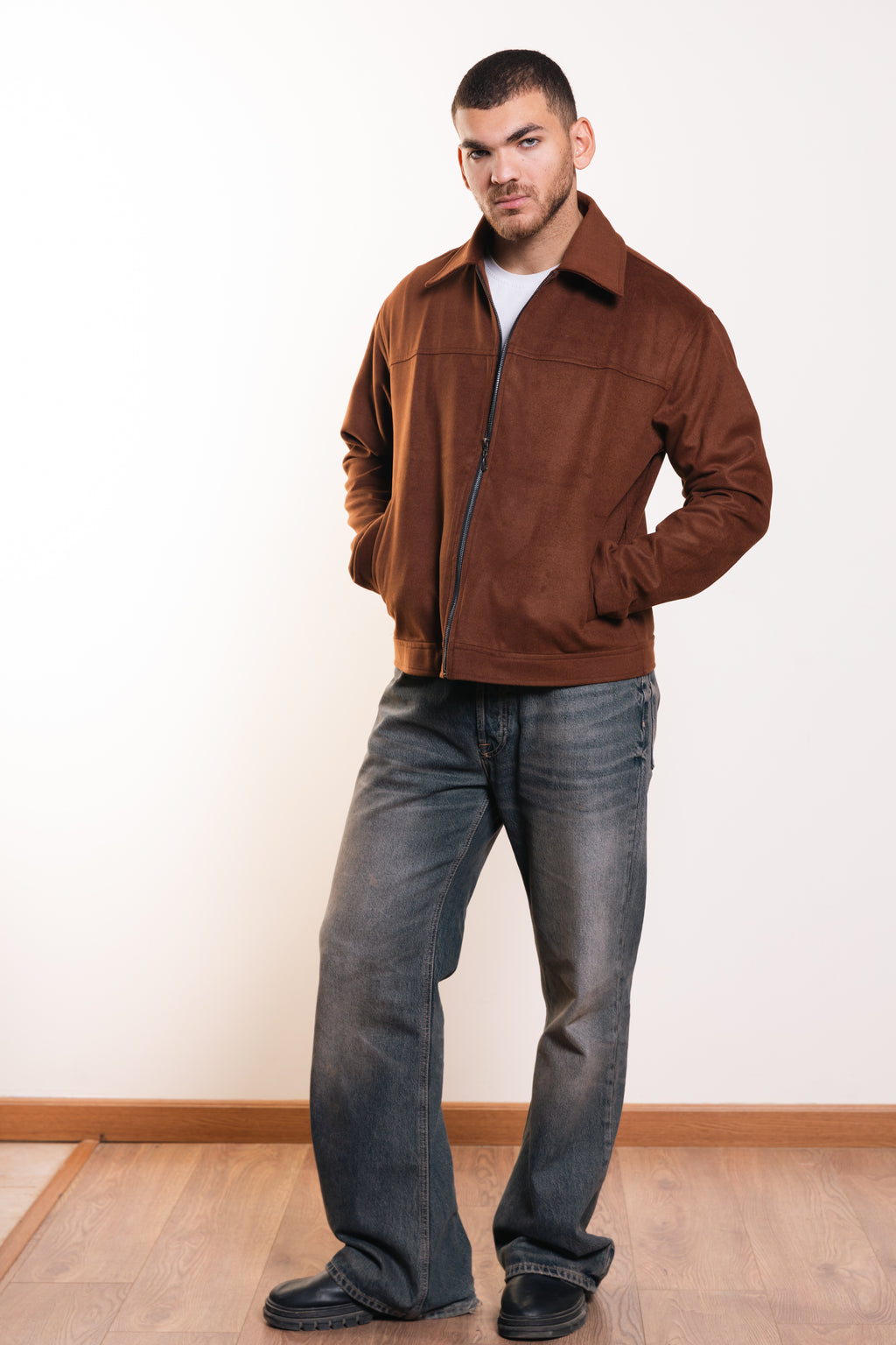 سترة مميزة باللون الأزرق البحري