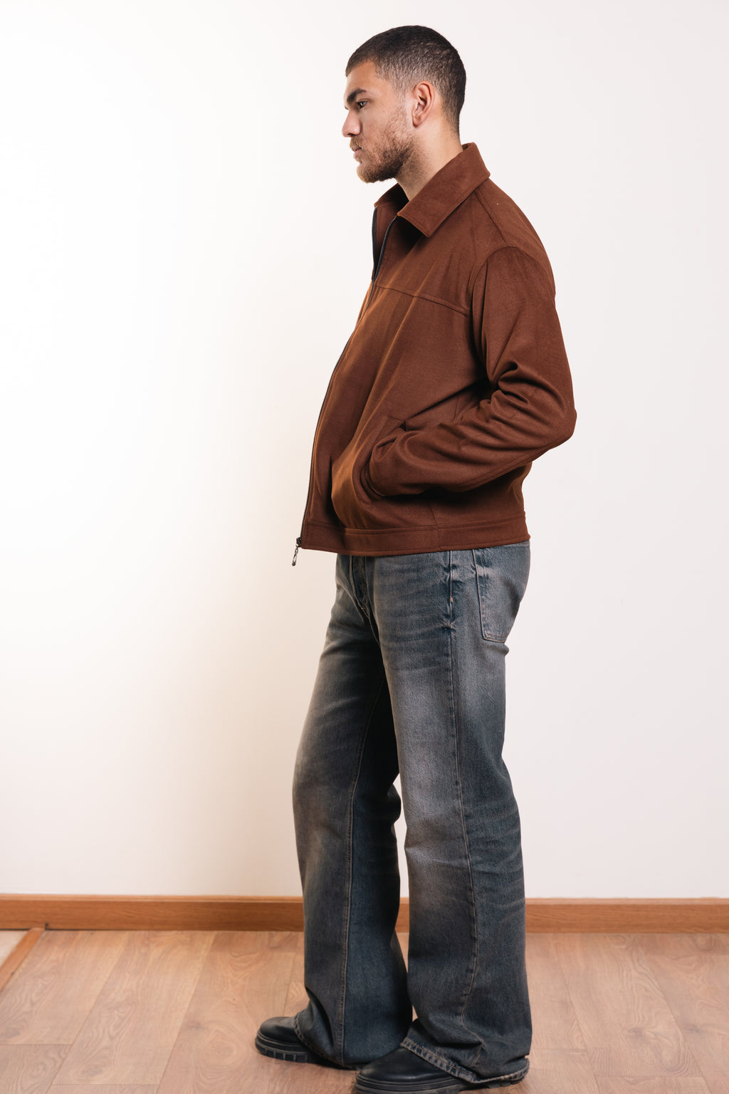 سترة مميزة باللون الأزرق البحري