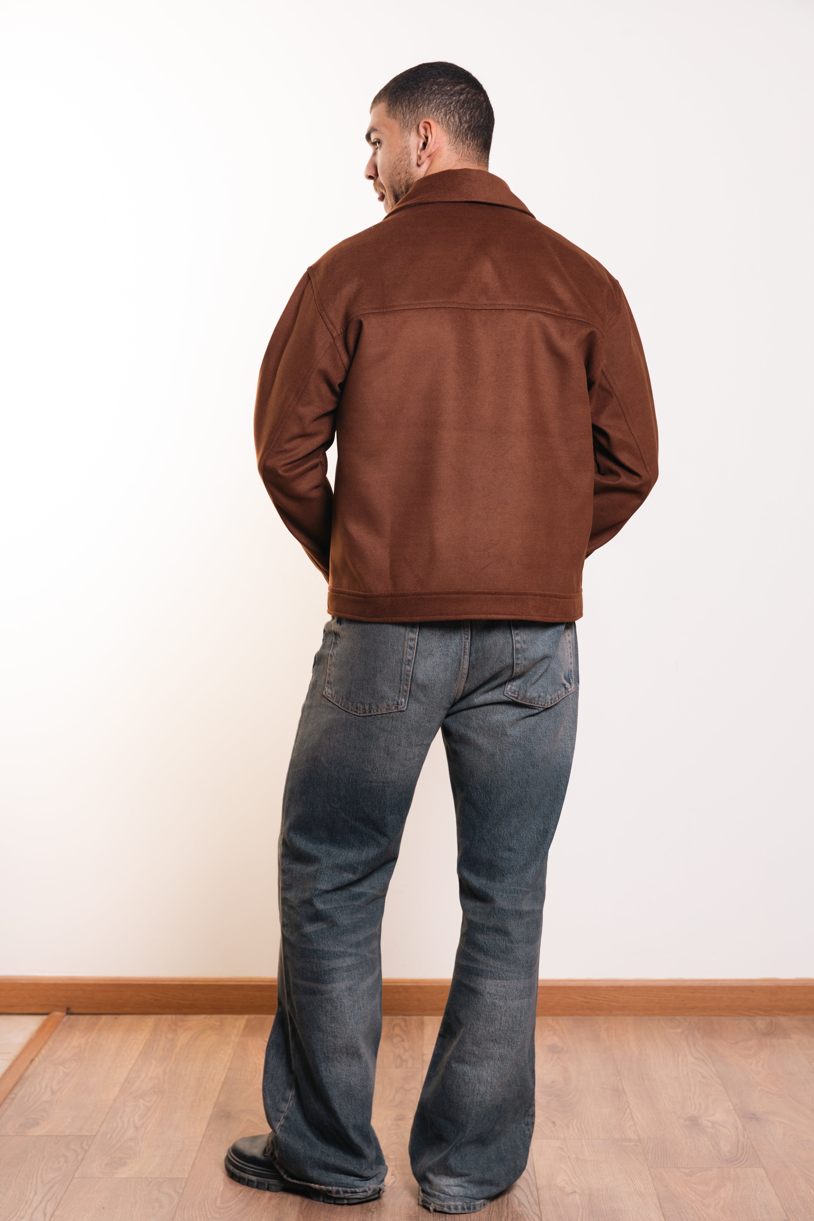 سترة مميزة باللون الأزرق البحري