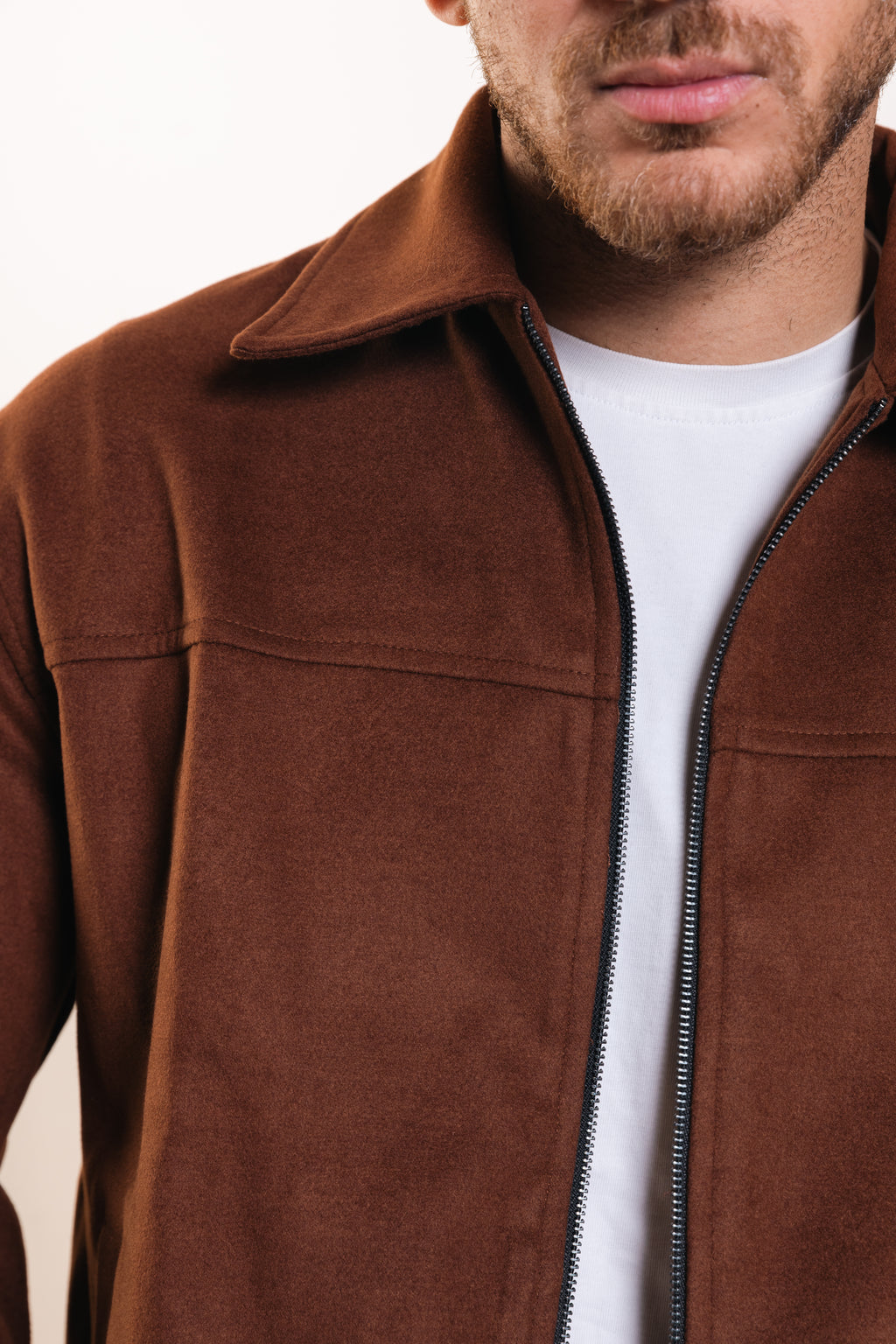 سترة مميزة باللون الأزرق البحري